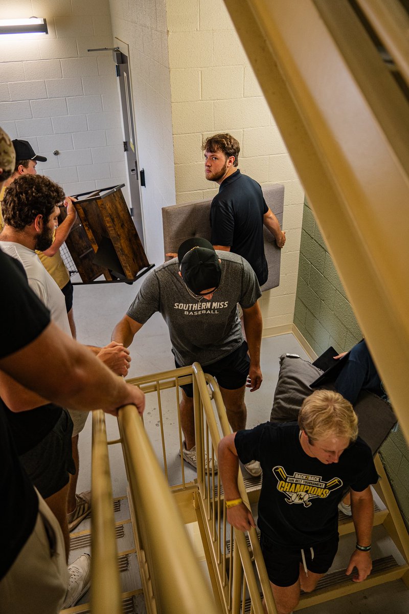 🏠📦 

New year means helping new students move-in to Baseburg! 

#EverythingMatters | #SMTTT