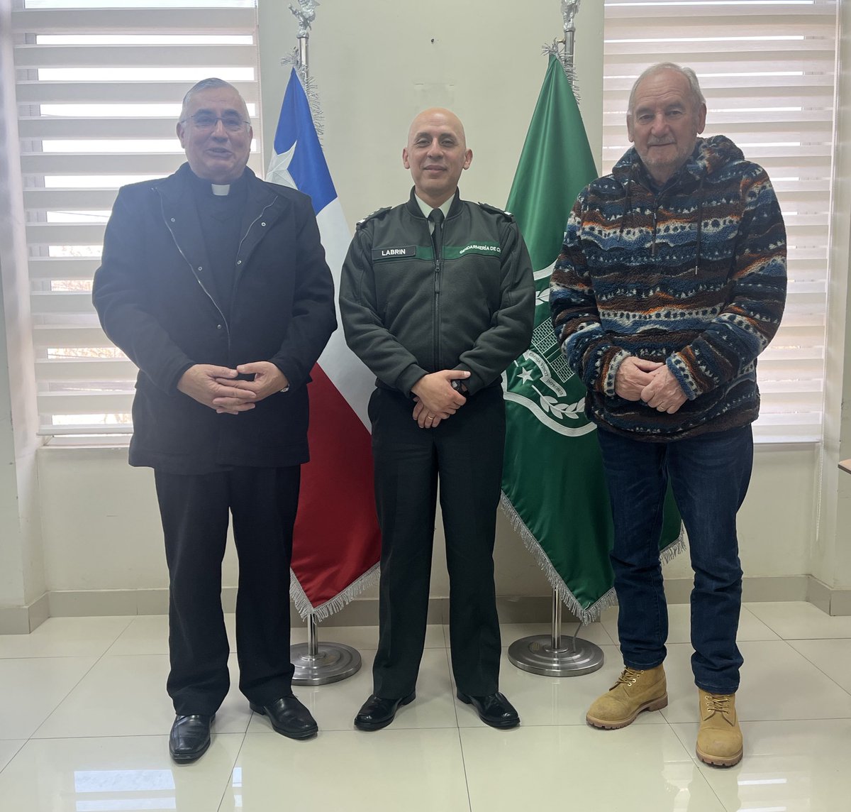 El Director Regional, Coronel Héctor Labrín se reunió con el Obispo de la Diócesis de Rancagua, Monseñor Guillermo Vera. En en el encuentro ambas autoridades se comprometieron a generar instancias de reflexión para los funcionarios de trato directo.