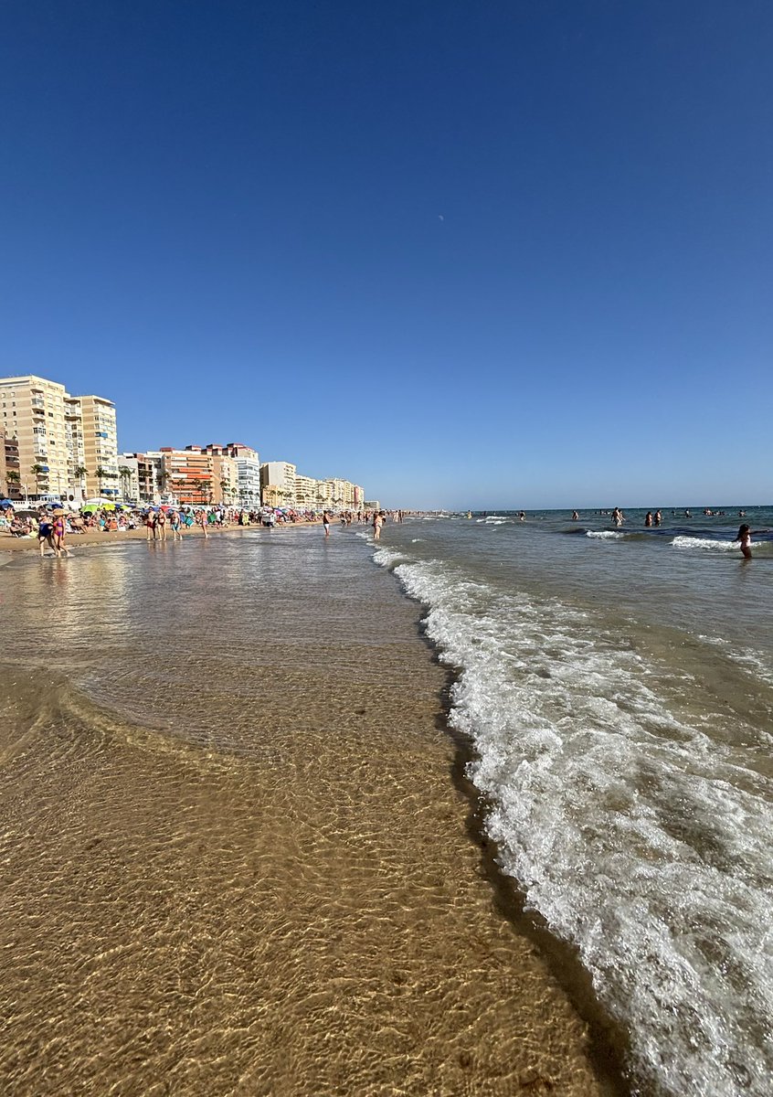 GPCA6's tweet photo. Desde los atardeceres más bonitos que existen en La Caleta. Con el bullicio del Mercado Central donde cada rincón tiene sabor a tradición. Y en Playa Victoria, su luz y donde el tiempo se detuvo entre el sonido de las olas y los pies descalzos. Cádiz, nos robó el corazón. 🎠⛱️ https://t.co/79upaJX7Rl