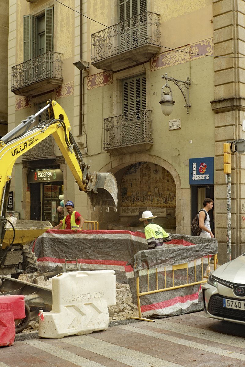 jpquinonero's tweet photo. #Barcelona #obras #Portaferrissa #Ramblas #streetphotography #photographie #fotografía #Leica /Barcelona, ciudad en obras … Portaferrissa / Rambla … https://t.co/aj08HpxwNt… .. https://t.co/hMhTSf1DK8