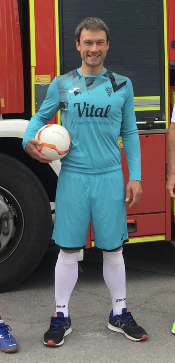 La siguiente incorporación que presentamos es el portero vitoriano Ion Bascones. El jugador gasteiztarra viene de la territorial alavesa, habiendo jugado en las últimas temporadas en el Izarra Gorri y en esta última campaña con el Bar Berenjenal.
Ongi etorri, Ion!!!