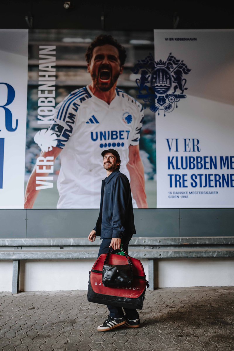 FCKobenhavn's tweet photo. 🚶🏻🪞

#fcklive #ucl https://t.co/2fwHduXtHj