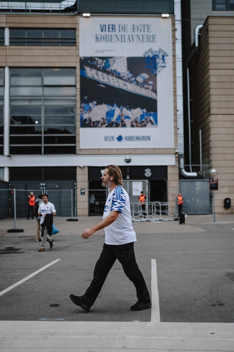 FCKobenhavn's tweet photo. 🚶🏻🪞

#fcklive #ucl https://t.co/2fwHduXtHj