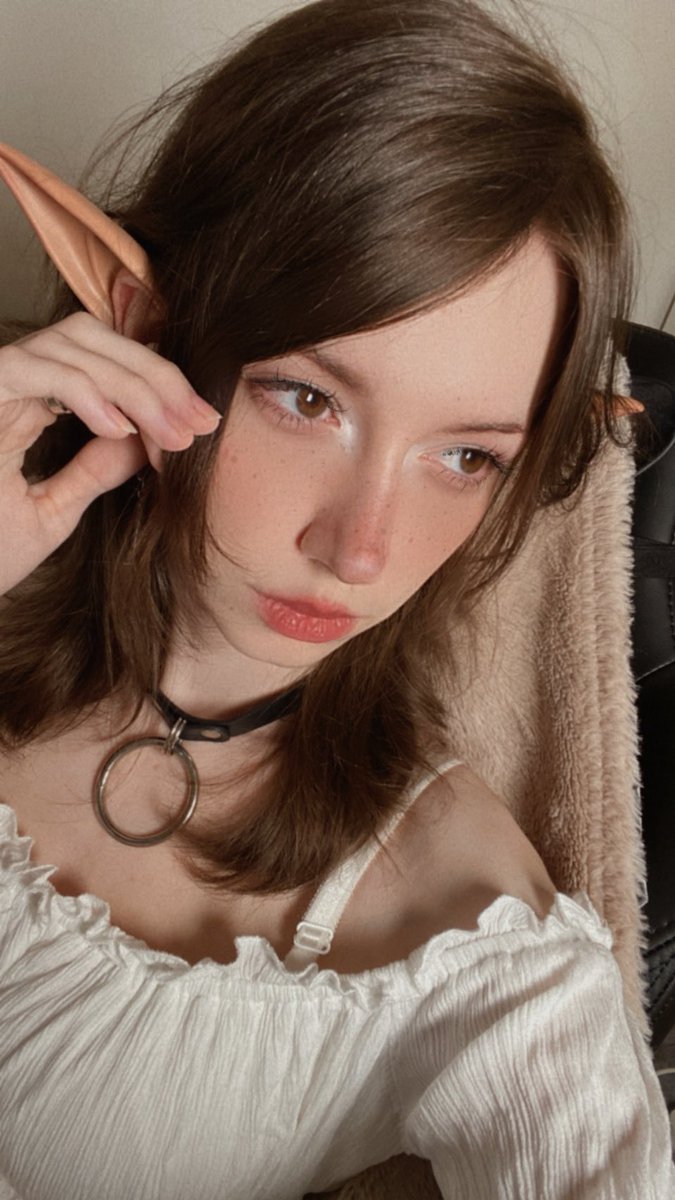 stream is on!
i’m and elf today <3

chaturbate.com/ameetea/