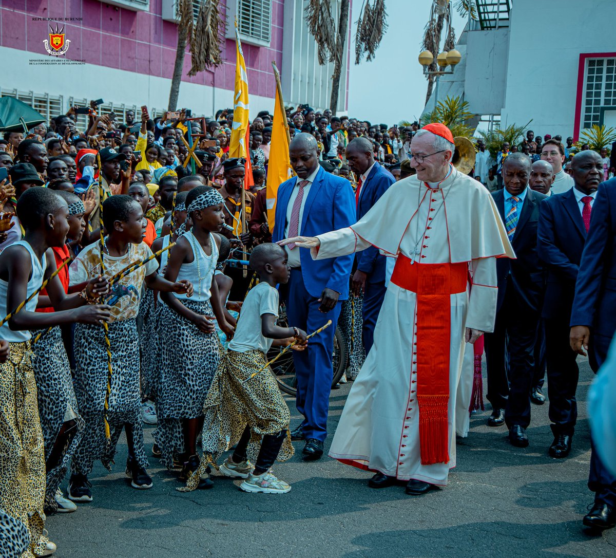 Dans l’après-midi du 12 août 2025, à l’Aéroport International Melchior NDADAYE de Bujumbura, Son Excellence Prosper Bazombanza, Vice-Président de la République du Burundi, a accueilli Son Éminence le Cardinal Pietro Parolin, Secrétaire d’État de Sa Sainteté le Pape Léon XIV. Il