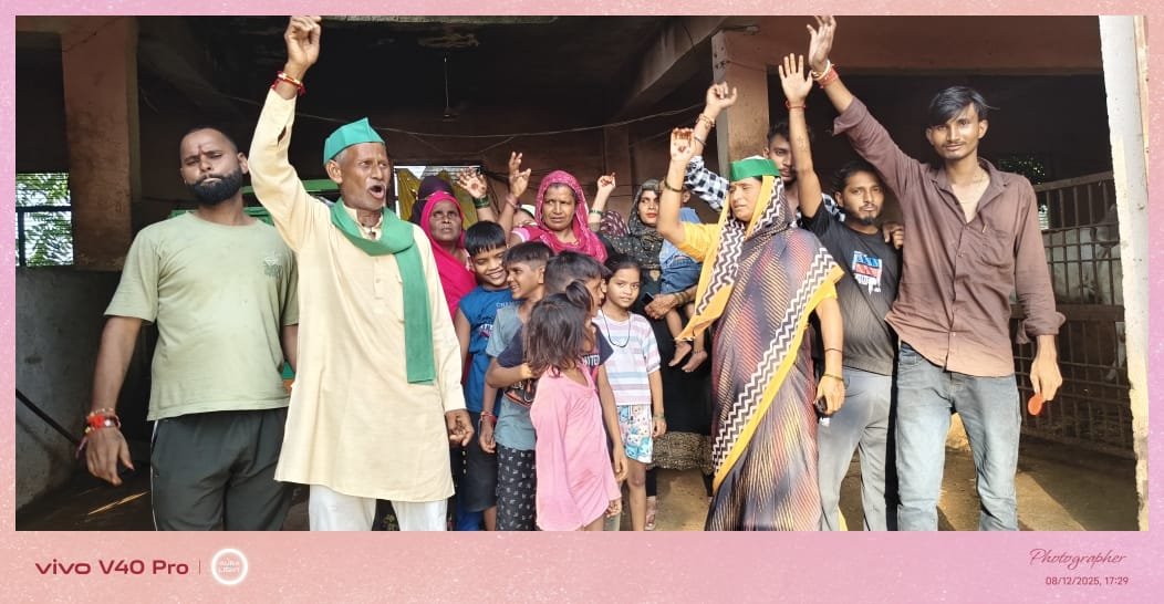 bstvlive's tweet photo. 🚨मैनपुरी : BKU अराजनैतिक ने किया गौशाला का घेराव🚨
🆔 बदहाल गोशाला की स्थिति जानने के लिए पहुंचे
👨🌾 किसान नेता के पहुँचने पर SDM करहल भी पहुंचीं
🤝 SDM ने समस्या का हल करने का दिया आश्वासन
📍 तहसील करहल क्षेत्र की गौशाला का मामला
#Mainpuri #BKUProtest #GaushalaIssue #SDMIntervention