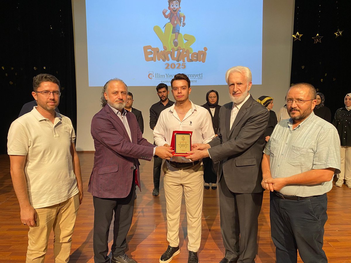 iyck_maras's tweet photo. Yaz okulunda görev alan hocalarımıza plaket takdimleri yapıldı. Hocalarımız tarafından öğrencilerimize hediyeleri verildi. https://t.co/fX1B0p42eY