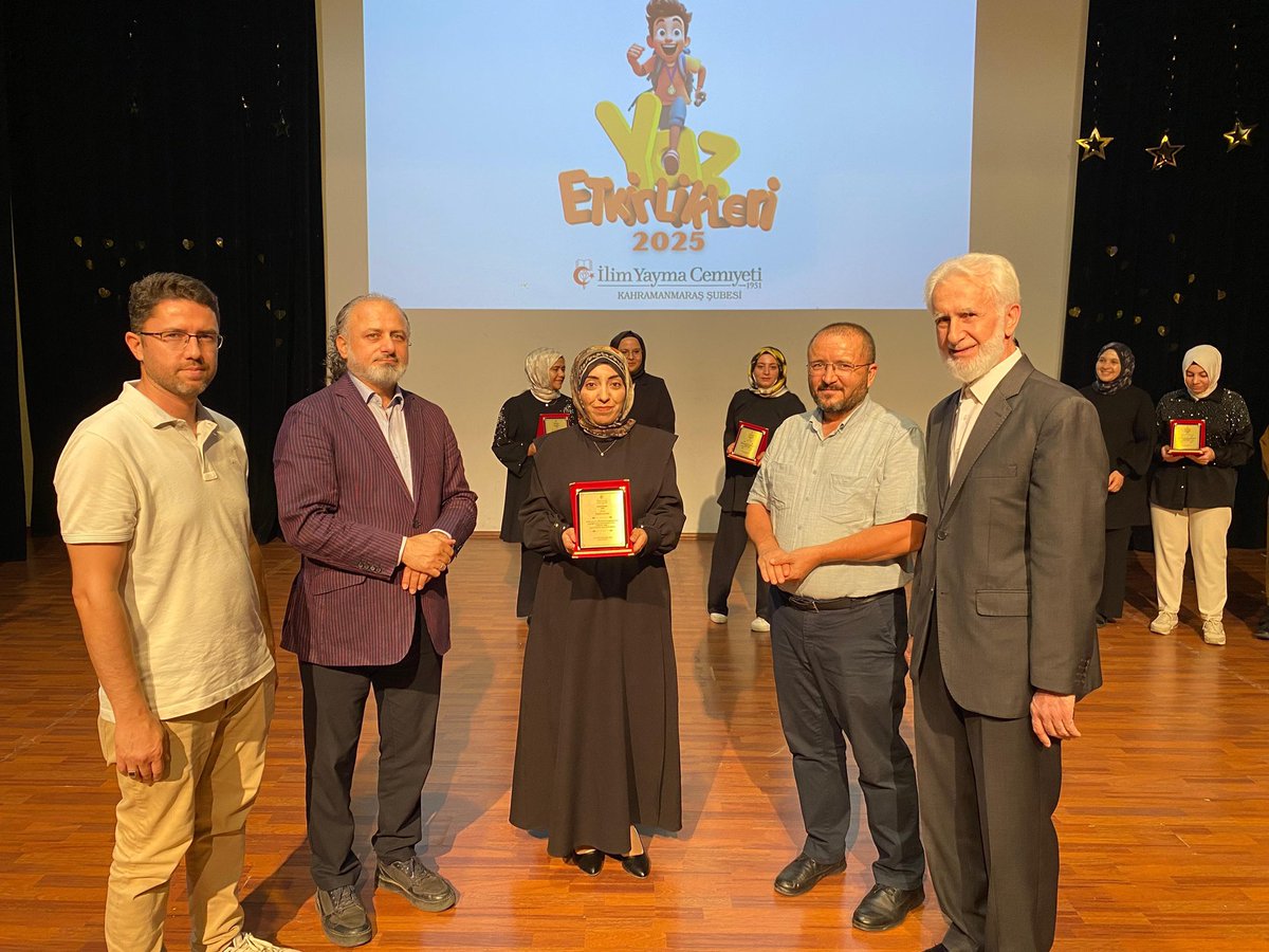 iyck_maras's tweet photo. Yaz okulunda görev alan hocalarımıza plaket takdimleri yapıldı. Hocalarımız tarafından öğrencilerimize hediyeleri verildi. https://t.co/fX1B0p42eY