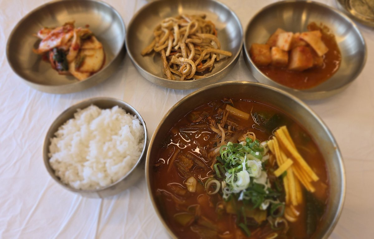 timestour's tweet image. 강원도 고성에서 육개장 먹었는데, 자극적이지 않은 개운함이 진짜 좋았음.. 자극적이지 안게 매운맛이 특징이고, 반찬으로 나온 오뎅볶음은 진짜 일품이었음.. ㅋㅋ 이거 먹고 나니까 세상이 다 괜찮아 보임.. #육개장 #고성 #오뎅볶음 #맛있음 #힐링 #먹스타그램