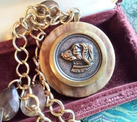 loyaltyofdogs's tweet image. Attention #beagle fans! This #vintagebutton #ooak pendant just made its debut at our Etsy shop! A jaunty beagle portrait w/ a bit of bling in the form of a beaded chain helps to support #beaglerescue. See it at loyaltyofdogs.etsy.com/listing/434391…
#beagles #dogsoftwitter #dogsofx #dogrescue