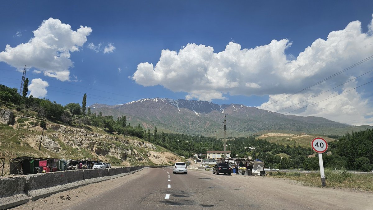 #ウズベキスタン  🇺🇿

タシケントからアングレン方面に行く道が最高だった🫶🏻