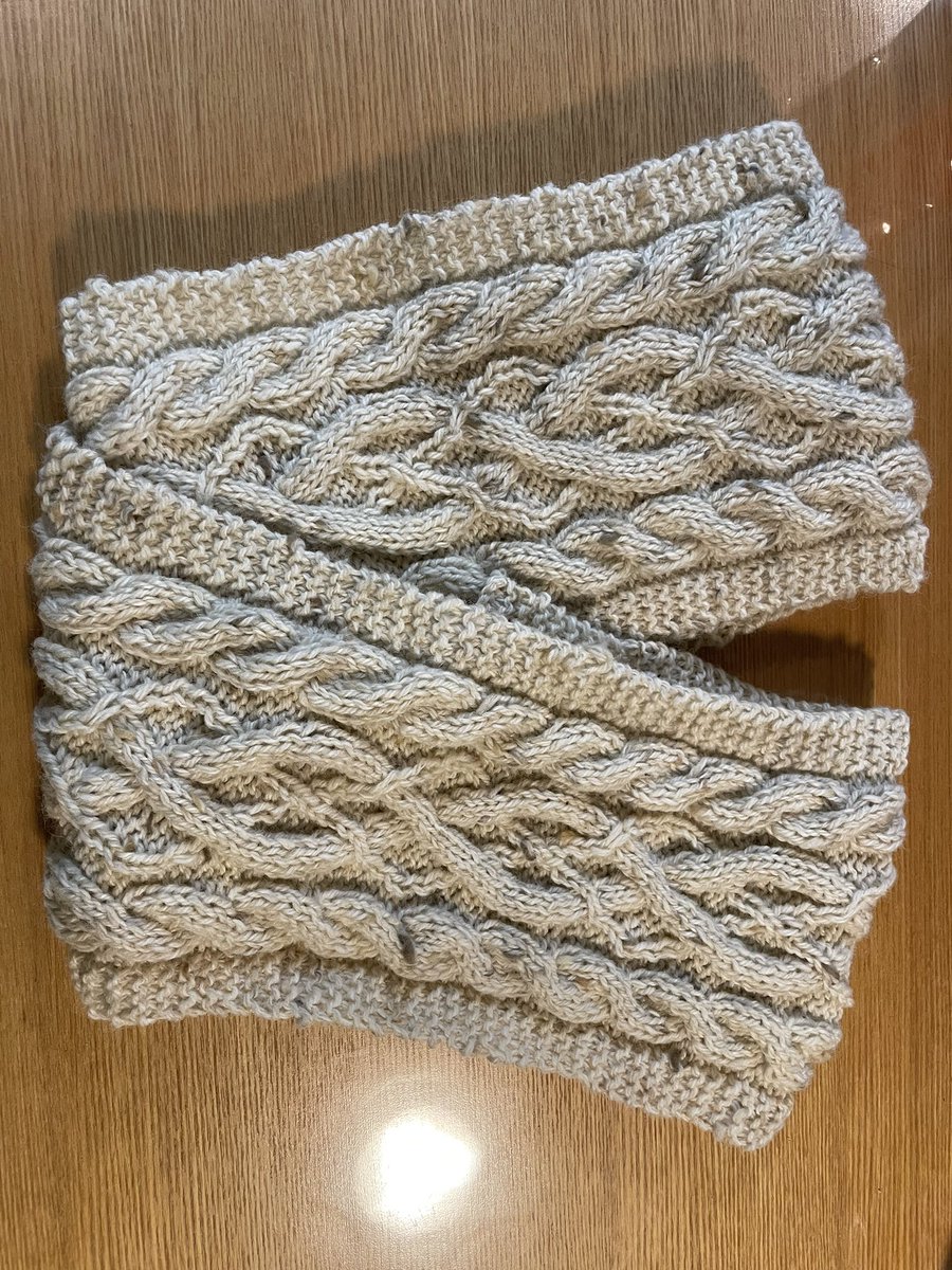 休み休みちまちま編んでたマフラーがやっと編み終わった🫶🫶
後は糸始末してフリンジを付けるんだけど、普通のフリンジが嫌で悩み中。どんなのがいいかなぁ🥰🥰