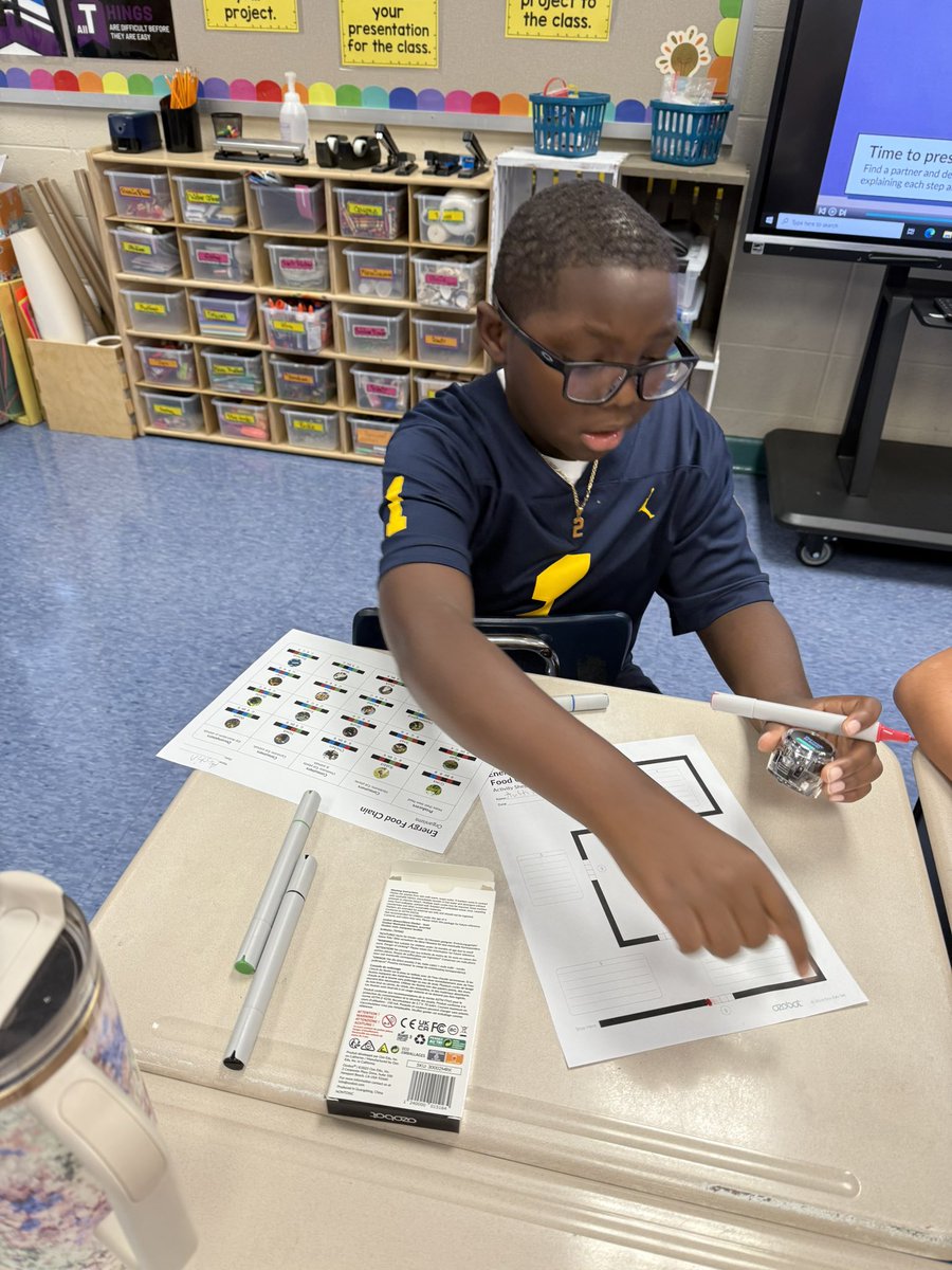 Ari ozobots are “challenging and fun” according to RES 4th grade gifted! <a href="/alabamagifted/">Alabama Gifted</a> <a href="/RES_Rockets1/">Rainbow Elementary</a>