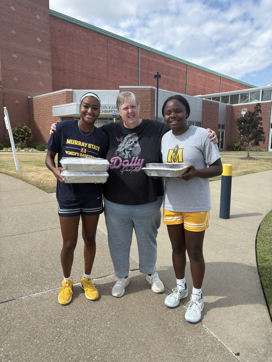 RacersWBB's tweet photo. 👏 Thank you to Journey Church College Ministry for the treats for our team! We appreciate you pouring into our players!

#GoRacers🏇 https://t.co/Rr1ir4jnXi