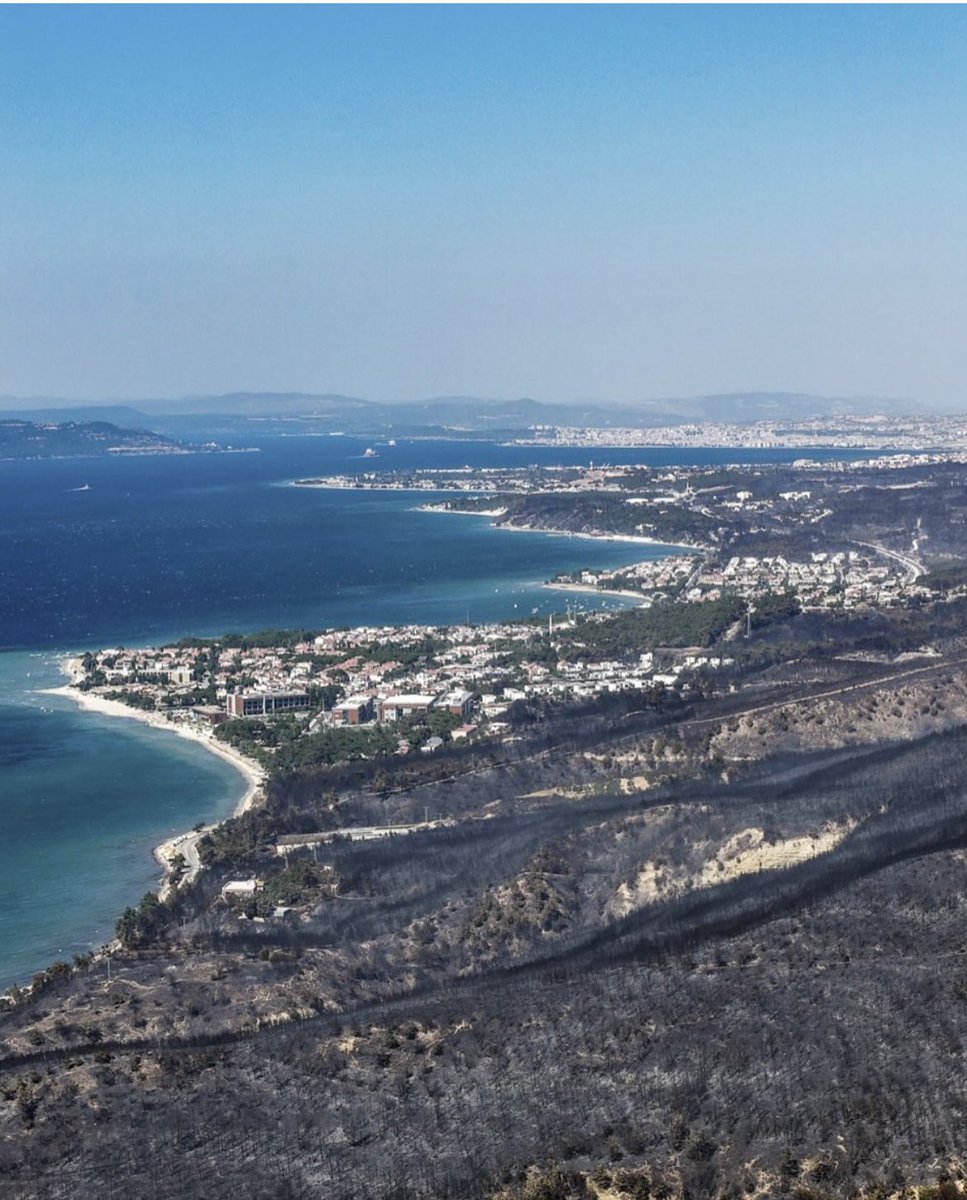 Çanakkale’de yangın kontrol altına alındı haberlerine itibar etmeyiniz lütfen. Yanacak yer kalmadığı,yangın denize kadar indiği için yangın bitti. Bitmek zorunda kaldı. 

#CANAKKALEYANIYOR