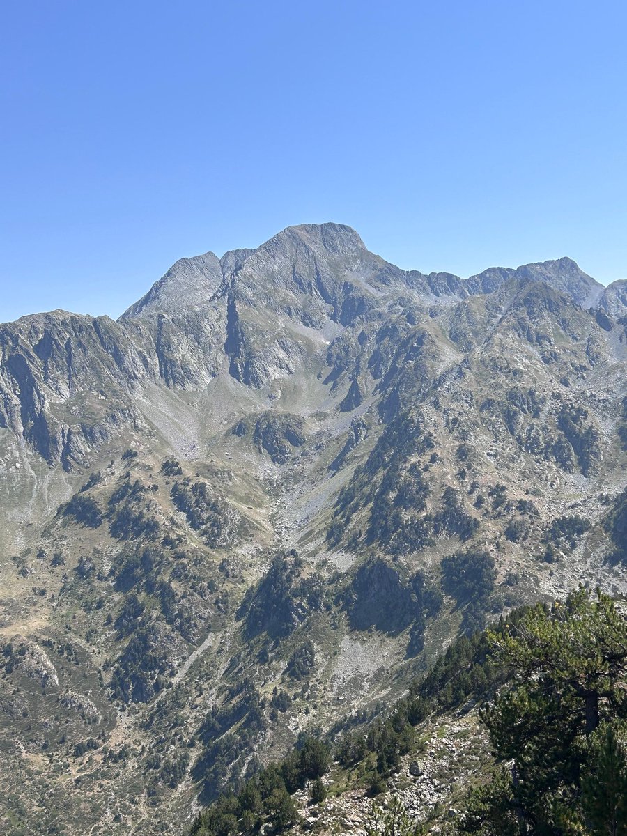 Explorant noves vies d'ascens al Pic d'Àtics (#VallsdÀneu), descobrim racons sorprenents. Totalment sols bona part de l'ascensió i lluny de les massificades rutes clàssiques de l'estiu. #PallarsSobirà