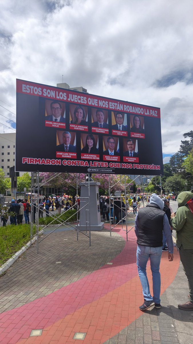 Hector5RC's tweet photo. Exhibir públicamente los rostros y nombres de los jueces de la Corte Constitucional como si fueran criminales no es solo una bajeza: es un acto calculado de intimidación que atenta contra la vida, la dignidad y la independencia de quienes juraron defender la Constitución. Esta maniobra infame envía un mensaje aterrador: quien no se someta al poder será perseguido, señalado y puesto en la mira.

Esto no es legalidad, es un montaje. Un guion de autoritarismo envuelto en un disfraz democrático. Un gobierno que destruye la independencia judicial está sembrando la semilla de la tiranía y preparando el terreno para el control absoluto.

Ahora, el objetivo es la Corte Constitucional. Mañana, podría ser cualquier ciudadano que se atreva a cuestionar al régimen. 

Quien calla ante esto no solo es cómplice: es parte de la maquinaria que quiere dejar al Ecuador sin justicia, sin libertad y sin futuro.

@BancadaRC5
@RC5Oficial
@RC5Pichincha

#jueces 
#DanielNoboa 
#CorteConstitucional