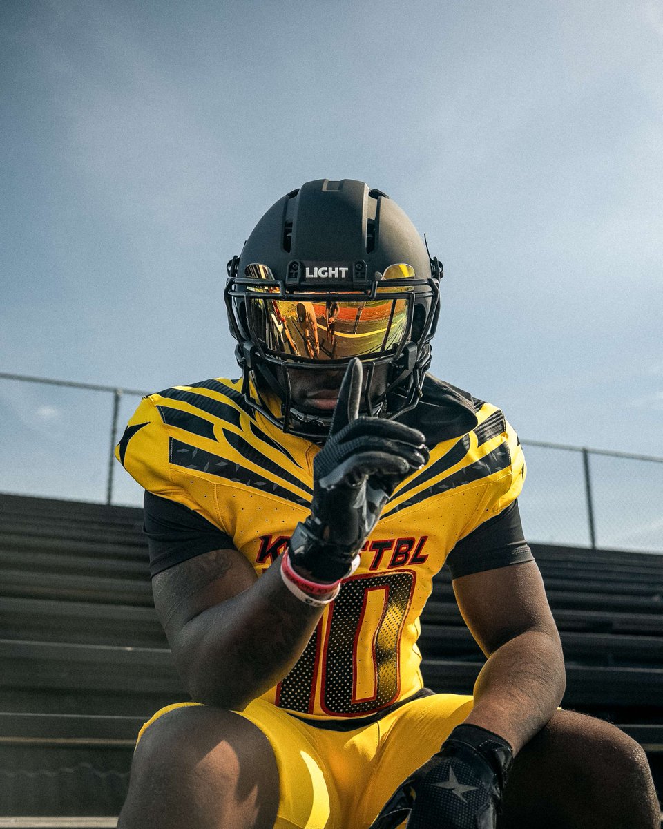 TheLightHelmets's tweet photo. Locked in. Game day ready. π #LIGHTHelmets #FootballHelmets #FootballSeason https://t.co/hAYnb33Bkk