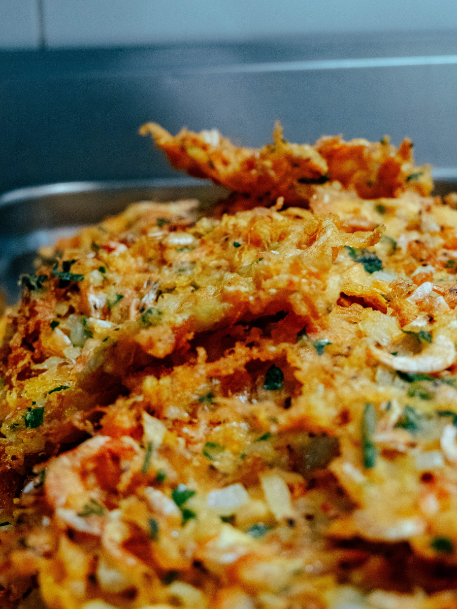 Nuestras tortillitas de camarones no son cualquier cosa… son de calidad superior. Finas, crujientes y 100% andaluzas.
¿Te vas a quedar sin probarlas? #BarLoGüeno