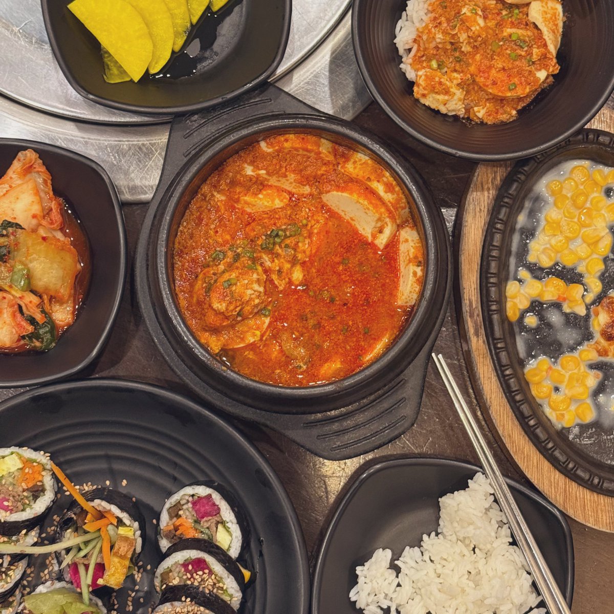 dewjy_'s tweet photo. tumben tumbenan mendadak bgt perginya, demi mereka aku mau makan korean food 🫶🏼 https://t.co/udOXNDFnGx