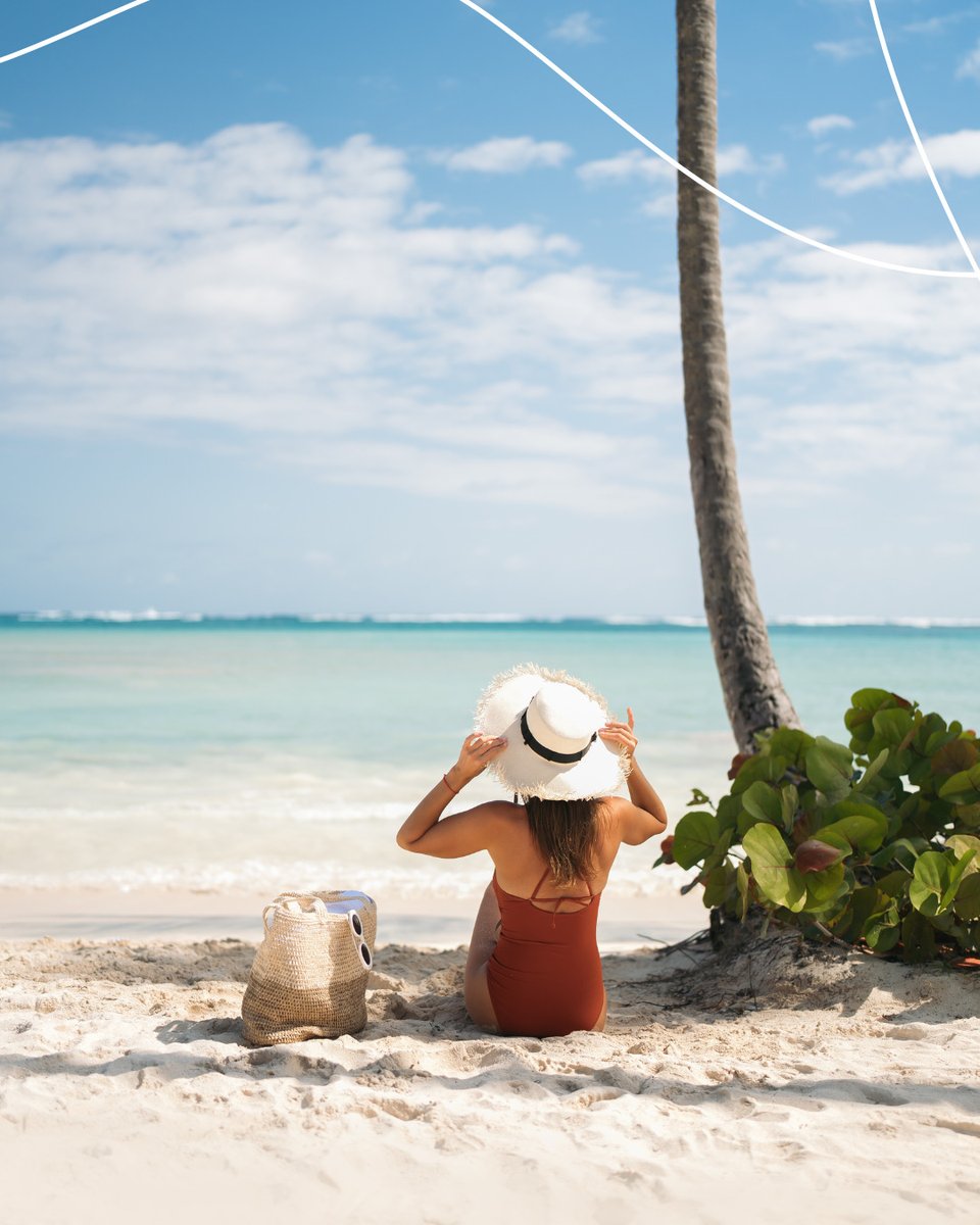 WanderlustGTA's tweet photo. Lost in the tranquility and beautiful shades of blue. #WyndhamAlltraSamana #TravelTuesday https://t.co/b9PA1LSEhf