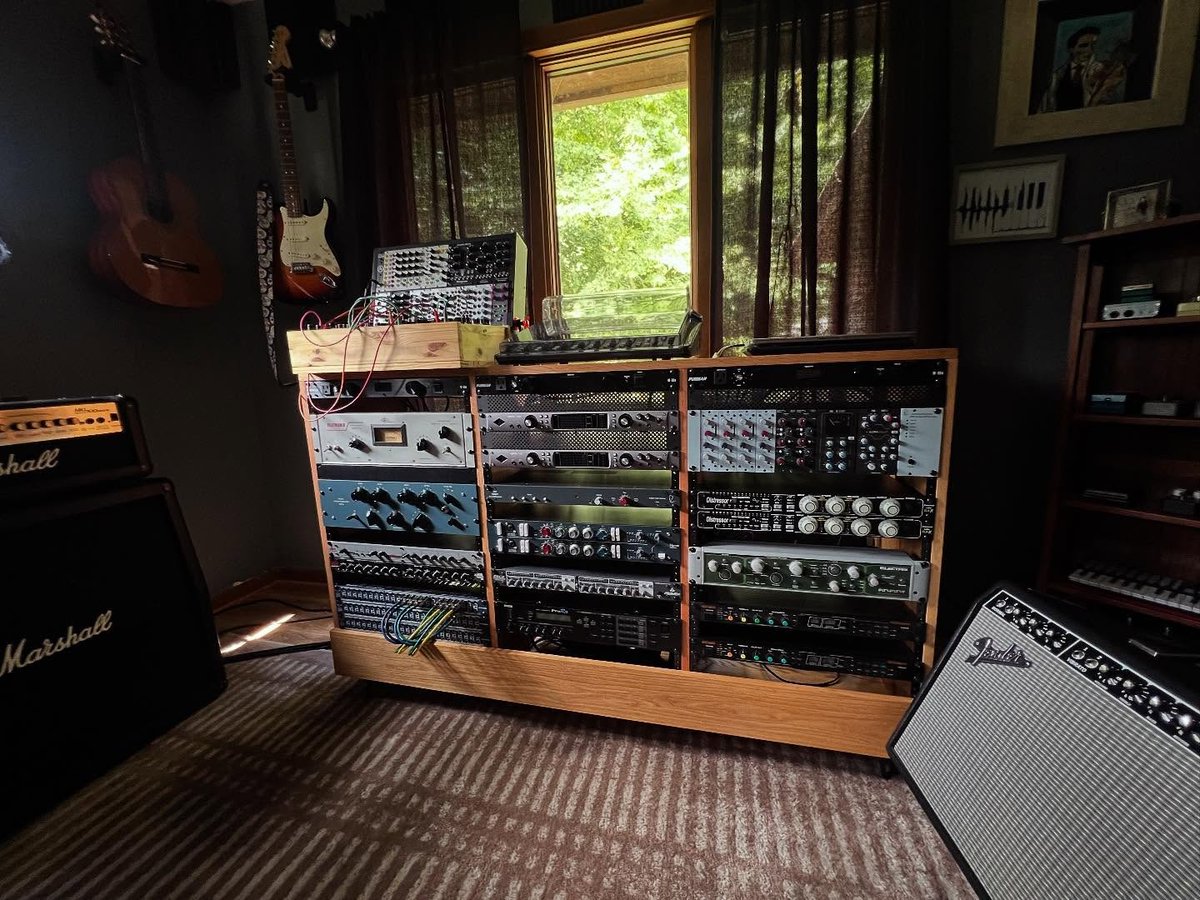 Do you leave empty spaces between your rack gear? Which pieces run the hottest?

📷 NotoriousFavi (@notoriousfavi)