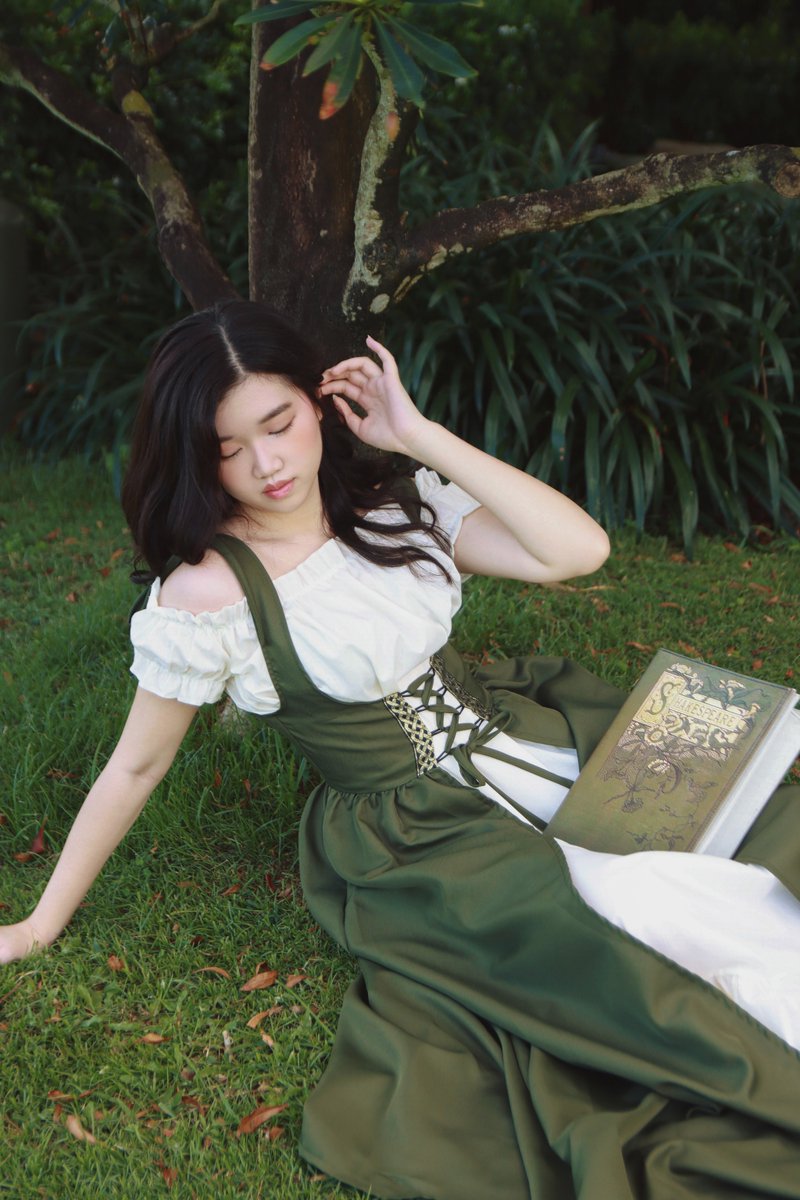 Renaissance festivals are in full swing across the realm—and the vibes are immaculate. 🍃📜 Whether you’re a maiden, a bard, or just here for the turkey legs, this look is straight out of a storybook.

📷: @ winolamagical

ow.ly/oRbw50WBupJ