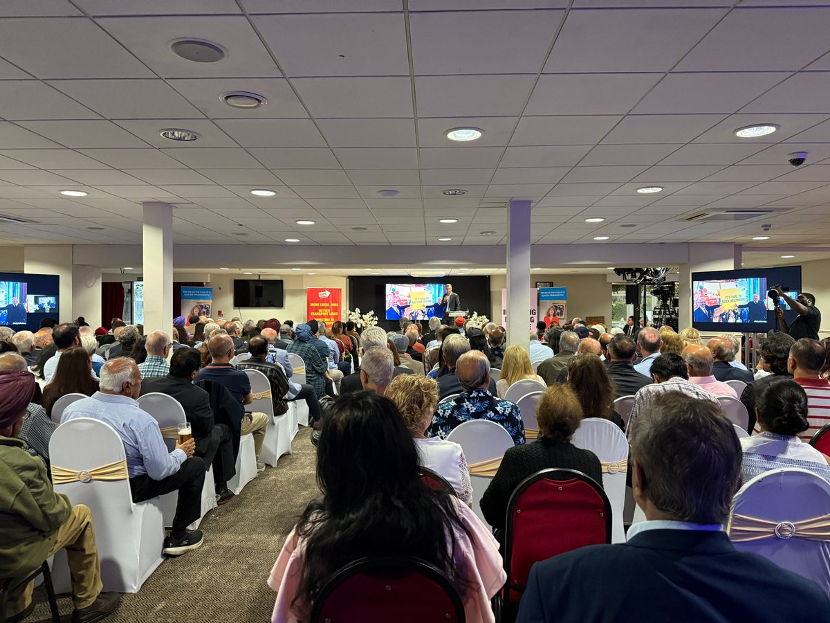 BackHeathrow's tweet image. Nearly 400 locals gathered in Hounslow to back Heathrow’s #thirdrunway which is set to bring £49bn investment, thousands of jobs &amp;amp; 32 new destinations. Now it’s up to the government to give the green light ✈️

Read our latest press release below 👇
ow.ly/qesF50WEGE6