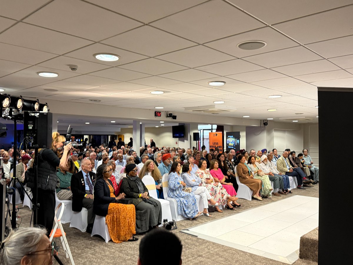 BackHeathrow's tweet image. Nearly 400 locals gathered in Hounslow to back Heathrow’s #thirdrunway which is set to bring £49bn investment, thousands of jobs &amp;amp; 32 new destinations. Now it’s up to the government to give the green light ✈️

Read our latest press release below 👇
ow.ly/qesF50WEGE6