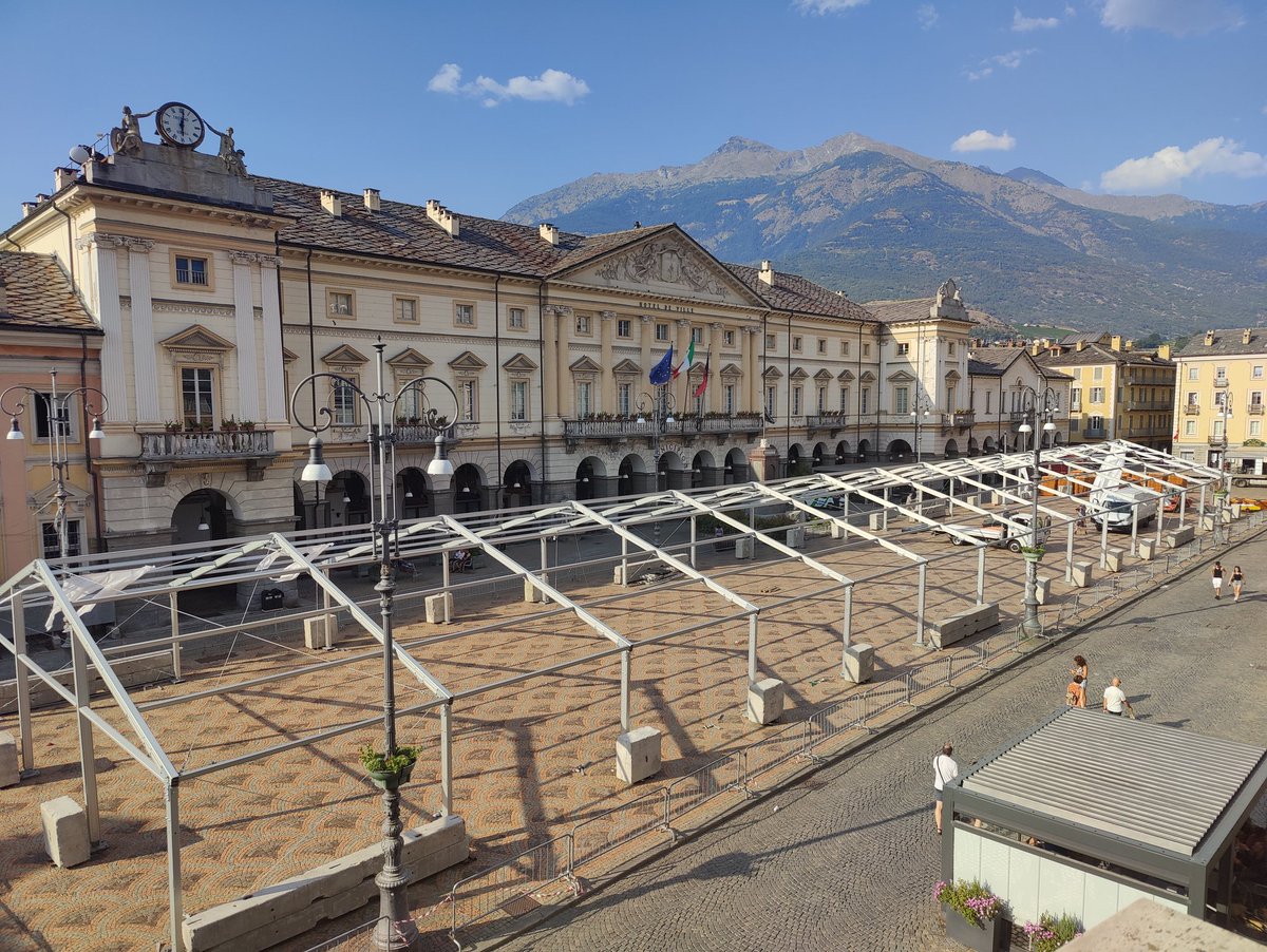Oggi è il giorno della liberazione. 
#piazzavuota
#plasticoni