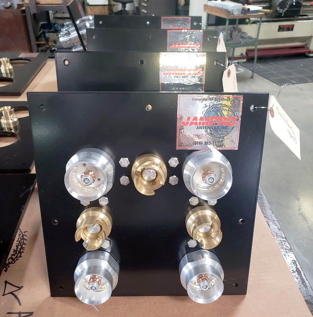JamproAntennas's tweet photo. Streamline your broadcast operations with our 1-5/8" quick release patch panels! Part of a robust 14-panel patching system, seamlessly integrated with an RCPU antenna switch frame for maximum efficiency. #BroadcastSolutions #PatchPanels #AntennaSystems https://t.co/uH00IOGE8K