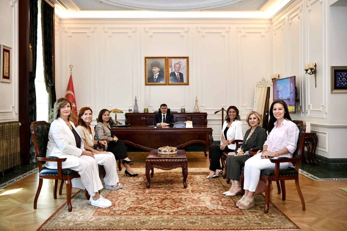 Kaisder olarak Ankara Valisi Sayın Vasip Şahin'i makamında ziyaret ettik. Ziyaret sırasında,kadın girişimciliğinin desteklenmesi,iş dünyasında kadının rolünün güçlendirilmesi ve derneğimizin faaliyetleri hakkında istişarelerde bulunduk.
<a href="/AnkaraValiligi/">T.C. Ankara Valiliği</a> 
<a href="/vasipsahin/">Vasip Şahin</a> 
<a href="/mehlikagider/">Mehlika Gider</a>
