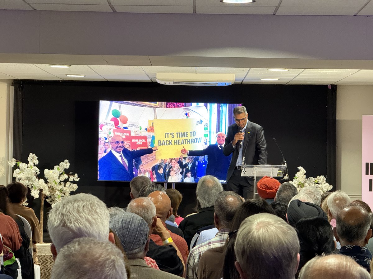 BackHeathrow's tweet image. Nearly 400 locals gathered in Hounslow to back Heathrow’s #thirdrunway which is set to bring £49bn investment, thousands of jobs &amp;amp; 32 new destinations. Now it’s up to the government to give the green light ✈️

Read our latest press release below 👇
ow.ly/qesF50WEGE6