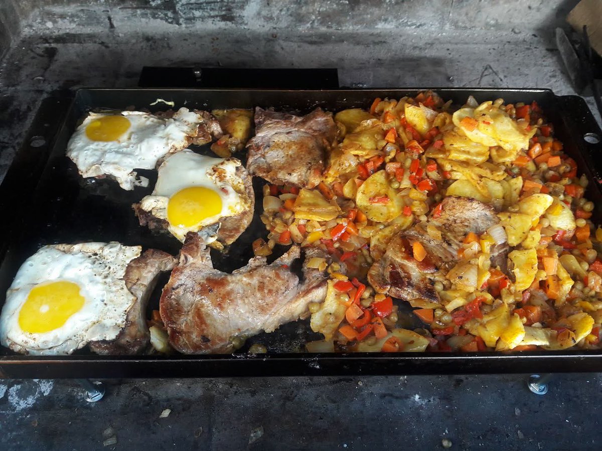 luis_torelli's tweet photo. #nuestratarde Bifes de cerdo la riojana, a full en la plancha de hierro.
Saludos para todos desde Punta Alta https://t.co/Lbgo7BBnP2
