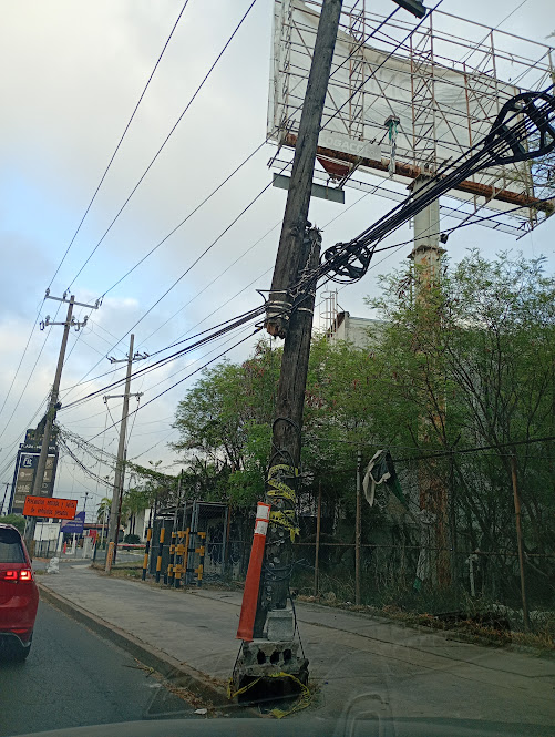 gilbertosolis's tweet photo. Tranqui,no se preocupen…el poste solo está “en modo inclinación artística” 🎨 aprobada por @mtygob   @PCNuevoLeon  dice que mientras no sople un viento fuerte o pase un perro grande, todo bien. 🐕💨 @CFE_Contigo #InfraestructuraCreativa #Monterrey https://t.co/Wn28Vkv199