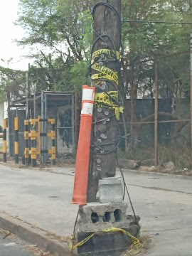 gilbertosolis's tweet photo. Tranqui,no se preocupen…el poste solo está “en modo inclinación artística” 🎨 aprobada por @mtygob   @PCNuevoLeon  dice que mientras no sople un viento fuerte o pase un perro grande, todo bien. 🐕💨 @CFE_Contigo #InfraestructuraCreativa #Monterrey https://t.co/Wn28Vkv199