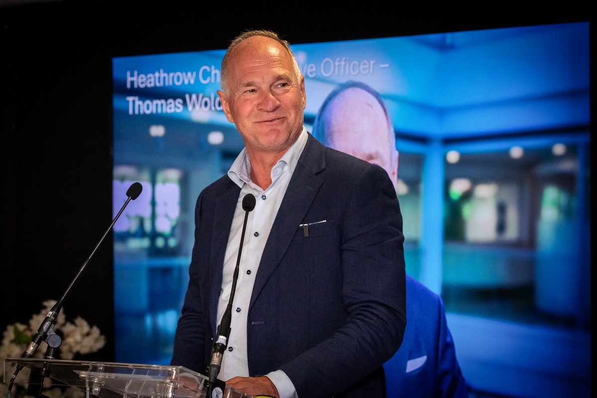 BackHeathrow's tweet image. Nearly 400 locals gathered in Hounslow to back Heathrow’s #thirdrunway which is set to bring £49bn investment, thousands of jobs &amp;amp; 32 new destinations. Now it’s up to the government to give the green light ✈️

Read our latest press release below 👇
ow.ly/qesF50WEGE6