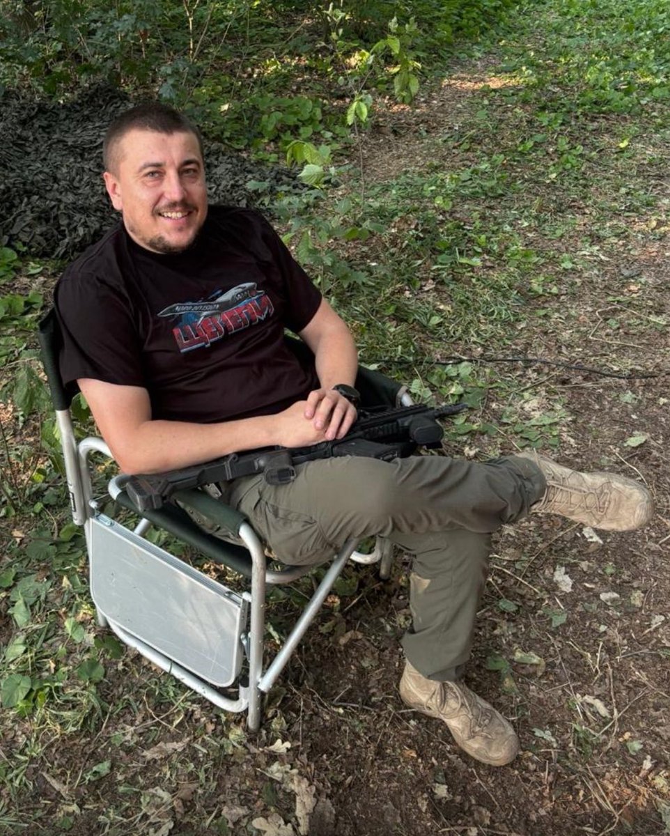 Вчора було два роки як мобілізувався.

Спочатку помічником-помічника техніка БпЛА, потім командиром екіпажу крил.

Окрім крил були і мавіки, і FPV, усе – щоб полегшити життя піхоті.

Армія – одночасно найкраще і найгірше, що зі мною сталось. Дивно звучить, але це так.
Найкращі