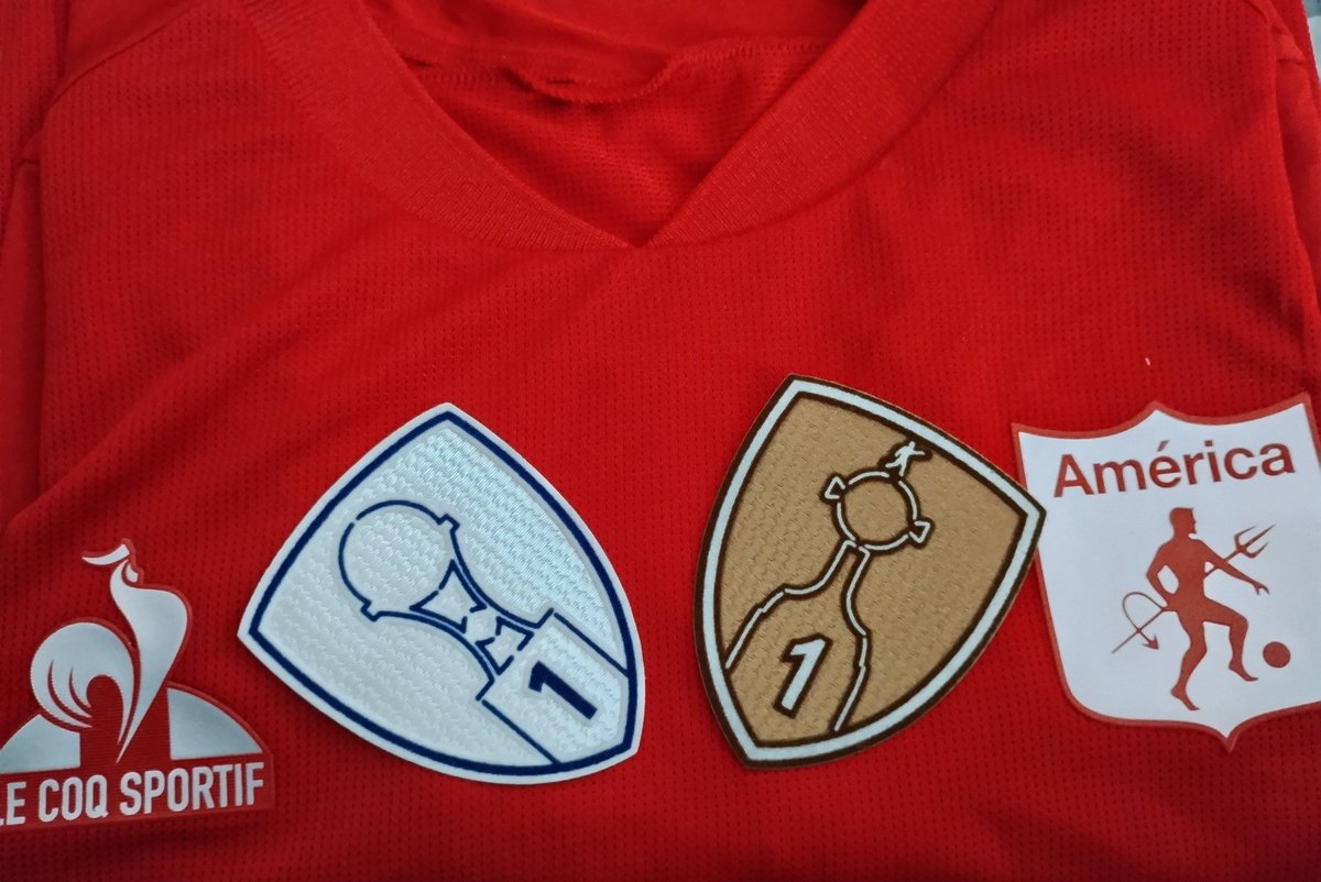 andres_salgado1's tweet image. Algún día, no se cuándo, pero algún día está camiseta tendrá estos parches cuando se disputen @Sudamericana o @Libertadores 
Solo le pido al universo poder estar vivo para poder disfrutar esos momentos de la consagración.
Soñar no cuesta nada, háganlo posible @AmericadeCali