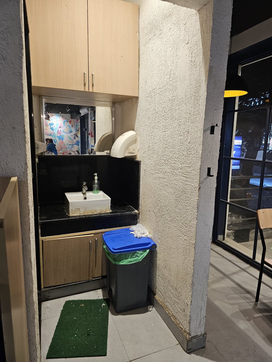 Ben_Koti's tweet photo. Most Unorganised Dominos Restaurant in Guntur, Andhra Pradesh.
Food is all over the place and the tables are not even touched after someone has dined. It's left to customers to clean their own table and surroundings.

@dominos_india https://t.co/4BCepwncKh
