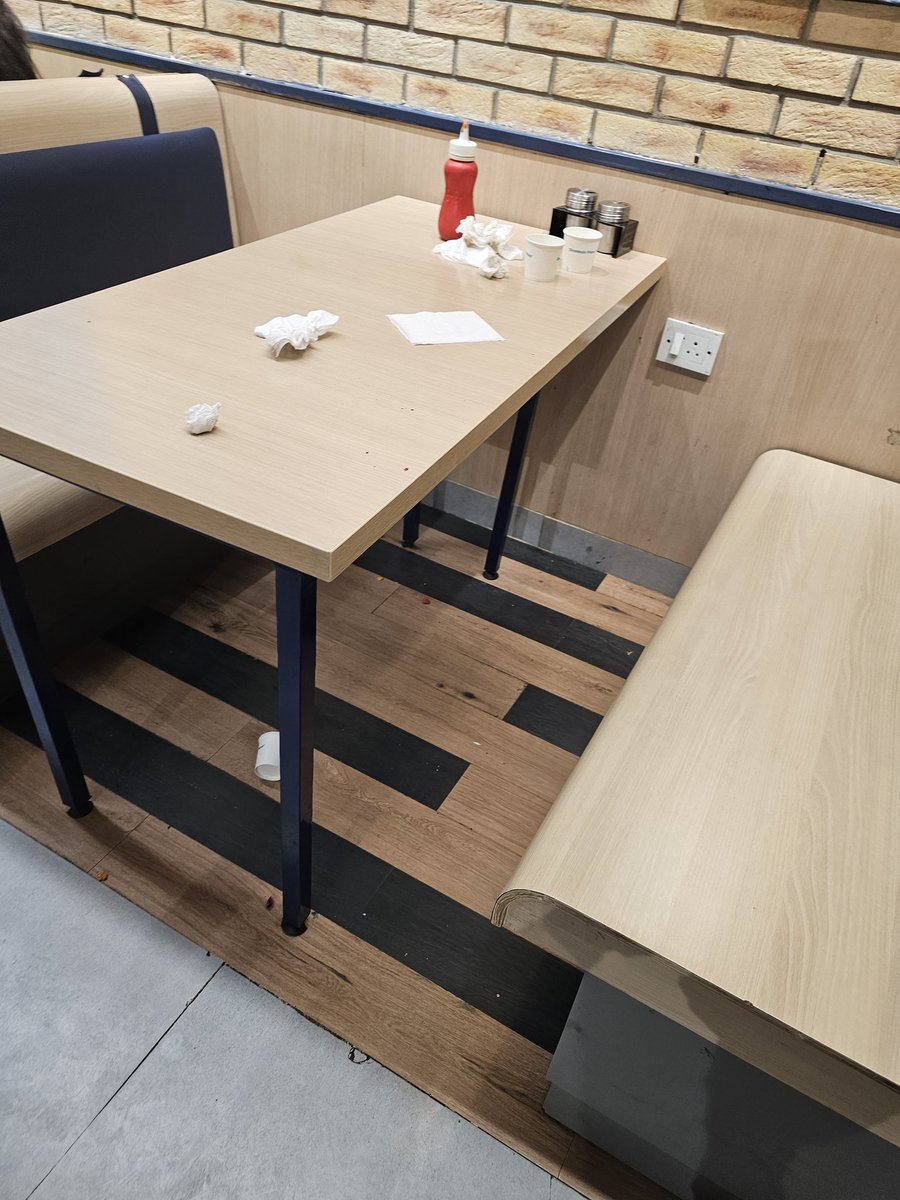 Ben_Koti's tweet photo. Most Unorganised Dominos Restaurant in Guntur, Andhra Pradesh.
Food is all over the place and the tables are not even touched after someone has dined. It's left to customers to clean their own table and surroundings.

@dominos_india https://t.co/4BCepwncKh