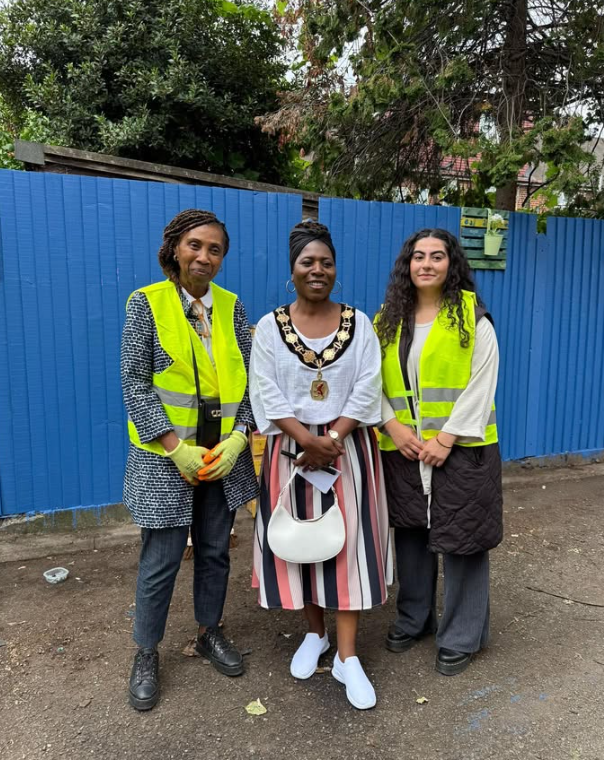 uk_toca's tweet photo. TOCA, in collaboration with @blackheritagehub, transformed Brettenham Alleyway from a neglected space into a clean, vibrant, and welcoming community pathway. We were pleased to welcome @enfieldcounciluk’s Mayor, who witnessed the impact of this collaborative effort.@TeriOkoro https://t.co/FykalNWuCG