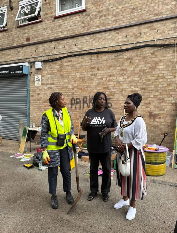 uk_toca's tweet photo. TOCA, in collaboration with @blackheritagehub, transformed Brettenham Alleyway from a neglected space into a clean, vibrant, and welcoming community pathway. We were pleased to welcome @enfieldcounciluk’s Mayor, who witnessed the impact of this collaborative effort.@TeriOkoro https://t.co/FykalNWuCG