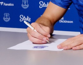 🚨 Is Jack Grealish the only person on Earth to hold pens like this? 🤔