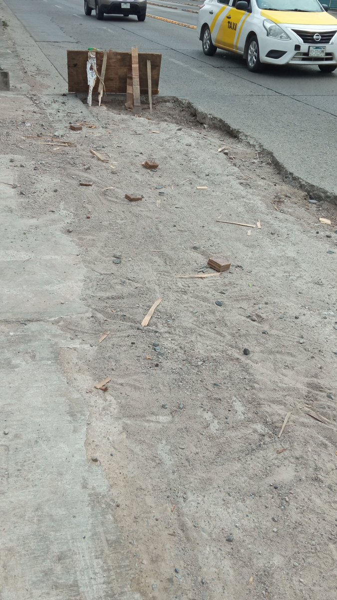 ErikaCastaeda23's tweet photo. Petición para @siapagdl  nos pudieran ayudar con este socavón repararon la fuga, Pero no se reparo bien, hemos caído varios en ese pozo y gracias a la empresa que puso no se ha sucitado accidentes graves https://t.co/AwKZm3jP6K