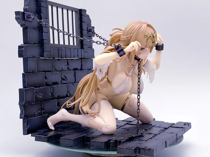 フィギュア紹介 「傭兵団の気高き性奴隷ハイエルフ女王アイリーン(特別版)」 R18音声作品「傭兵団の気高き性奴隷 ～ハイエルフの 女王アイリーンは下品な肉便器に墜ちる～」の パッケージイラストのフィギュアです。