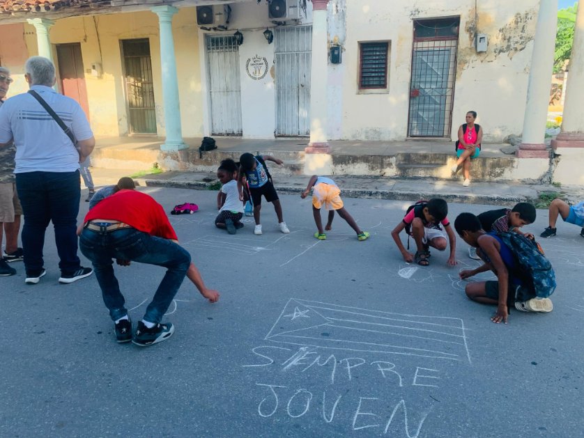 yaimet67's tweet photo. Pinta calle con pioneros y jóvenes en saludo al dia Internacional de la Juventud. #IslaDeLaJuventud #SiempreJoven #Cuba 
@MeyvisEstevezE @DiazCanelB @MMarreroCruz @erne https://t.co/zaHn5pFnCN