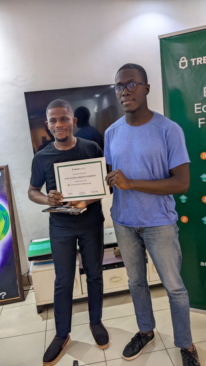 Togo_Bitcoin's tweet image. 🎓 Ce samedi, la Togo Bitcoin Community avions célébré la remise des certificats à nos étudiants (+20 étudiants) de la formation "Découverte du Bitcoin" 🇹🇬

Une belle collaboration avec @TrezorAcademy pour démocratiser le bitcoin au Togo!

#Bitcoin #CryptoEducation #TrezorAcademy
