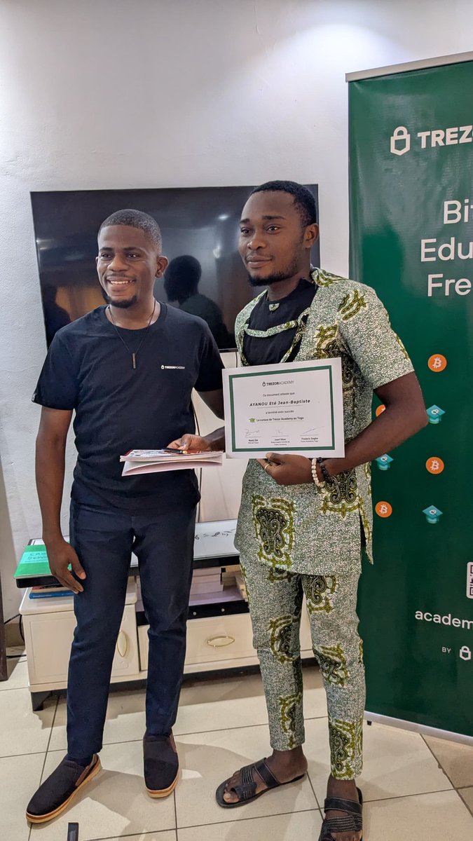 Togo_Bitcoin's tweet image. 🎓 Ce samedi, la Togo Bitcoin Community avions célébré la remise des certificats à nos étudiants (+20 étudiants) de la formation "Découverte du Bitcoin" 🇹🇬

Une belle collaboration avec @TrezorAcademy pour démocratiser le bitcoin au Togo!

#Bitcoin #CryptoEducation #TrezorAcademy