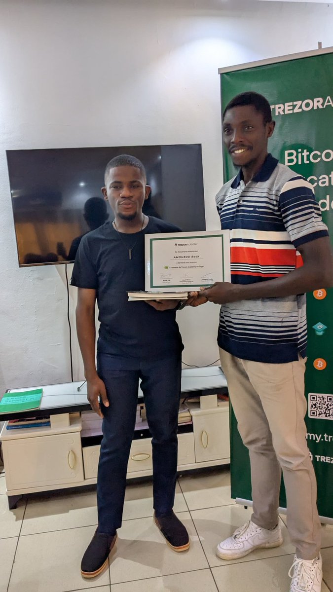 Togo_Bitcoin's tweet image. 🎓 Ce samedi, la Togo Bitcoin Community avions célébré la remise des certificats à nos étudiants (+20 étudiants) de la formation "Découverte du Bitcoin" 🇹🇬

Une belle collaboration avec @TrezorAcademy pour démocratiser le bitcoin au Togo!

#Bitcoin #CryptoEducation #TrezorAcademy